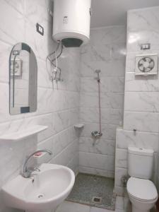 エル・グウナにあるTiba view Hurghadaの洗面台とトイレを備えた白いバスルーム