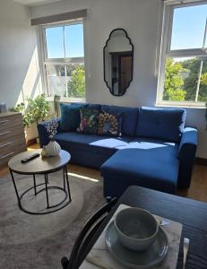 a living room with a blue couch and a table at Southampton City Centre Apartment Free Private Parking in Southampton +44 photos