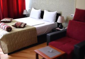 Postel nebo postele na pokoji v ubytování David Hotel - Ethno style