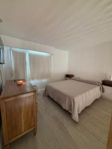 En eller flere senge i et værelse på Departamento en el centro de Valeria del Mar