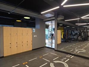 a gym with lockers and a room with bikes at AH/Loft con Alexa, Parking, Coworking, Usaquén in Bogotá