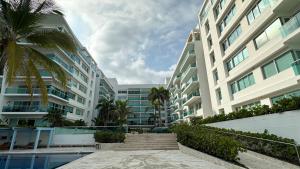 una vista di un edificio con palme e scale di Excelente apartamento salida directa a la playa a Cartagena de Indias