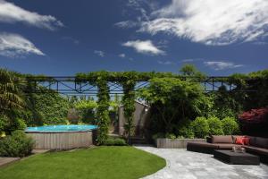 a backyard with a swimming pool and a garden at Tuinhotel in Lommel