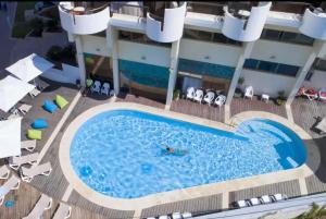 an overhead view of a swimming pool in front of a building at Blue Horizon Penthouse in Herzliya B