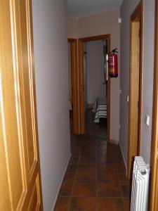 korytarz z drzwiami prowadzącymi do pokoju w obiekcie Mirasierra II Y III w mieście Navarredonda de Gredos