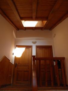 ナバレドンダ・デ・グレドスにあるMirasierra II Y IIIの2つのドアと天井の照明付きの部屋
