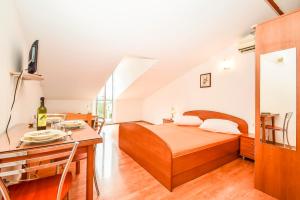 Postel nebo postele na pokoji v ubytování Apartments Zoricic