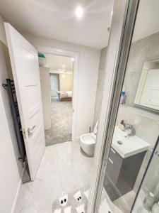 Ένα μπάνιο στο Luxury 3 Bedroom Penthouse Apartment