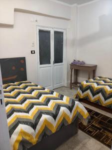 Ένα ή περισσότερα κρεβάτια σε δωμάτιο στο Atlas Aswan Apartment Near Nile Corniche and Old Tourist Market شقة أطلس أسوان بجوار كورنيش النيل والسوق السياحي القديم