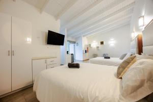 Giường trong phòng chung tại Serenity Rincon Guesthouse +53 ảnh