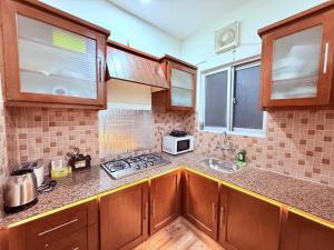 Köök või kööginurk majutusasutuses Spacious 3 BHK Condo Central, Cozy & Convenient