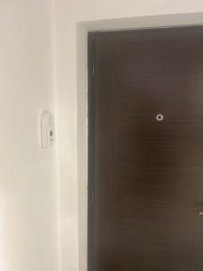 フロレシュティにあるApartament Superbの木製の扉