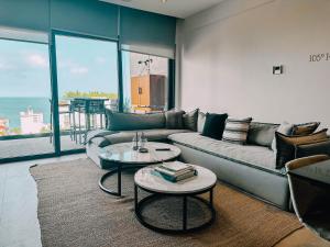 una sala de estar con un sofá y una mesa en SAIL VIEW 105 Vallarta, en Puerto Vallarta 175 fotos más