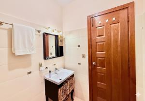 Vannituba majutusasutuses Spacious 3 BHK Condo Central, Cozy & Convenient +15 fotot