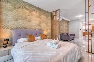 Postel nebo postele na pokoji v ubytování Cosy Suite Saint Julians