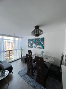 a dining room with a table and chairs in a living room at Moderno Apto con Aire Acondicionado Vista a Ruitoque cerca a FOSCAL in Floridablanca