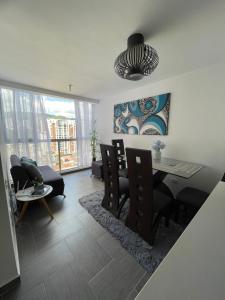 a living room with a table and chairs and a dining room at Moderno Apto con Aire Acondicionado Vista a Ruitoque cerca a FOSCAL in Floridablanca