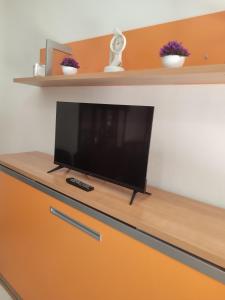 einen Flachbild-TV auf einer Kommode in der Unterkunft ALFONSo XII in Córdoba + 10 Fotos