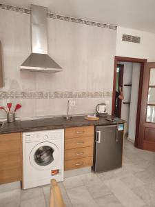 eine Küche mit Waschmaschine und Waschmaschine in der Unterkunft ALFONSo XII in Córdoba