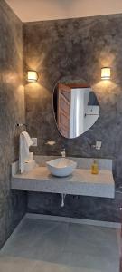 un baño con lavabo y espejo en Vila Arcanjo - Gabriel Chalet, en Santana do Riacho