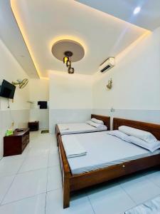 Postel nebo postele na pokoji v ubytování Khách sạn Anh Thư