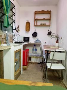 - une cuisine avec une table, une table et des chaises dans l'établissement Departamento MGS, à Valle Hermoso
