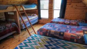 Ένα ή περισσότερα κρεβάτια σε δωμάτιο στο Crider's On The Frio +79 φωτογραφίες