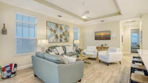 una sala de estar con un sofá y una mesa en Casa Junonia - 1032L, en Siesta Key