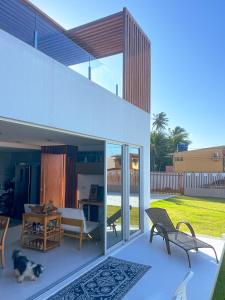 ein Wohnzimmer mit Sofa und Tisch in der Unterkunft Casa de Verão - Praia de Muriú in Muriú