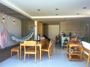 una sala da pranzo con tavolo e sedie di Casa de Verão - Praia de Muriú a Muriú