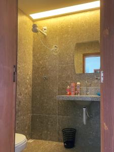 un bagno con doccia, wc e lavandino di Casa de Verão - Praia de Muriú a Muriú