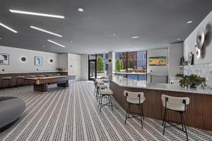una sala de juegos con mesa de billar y taburetes en Blueground Revere courtyard games wd ac BOS-1092, en Boston