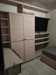 a bedroom with white closets and a bed at Casa en San José de la Montaña in Heredia +5 photos