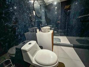 a bathroom with a toilet and a shower at Olas del alba in Tapantí +38 photos