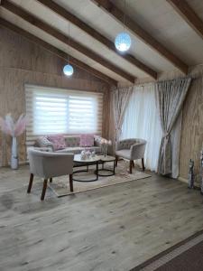 a living room with a couch and a table at Hospedaje Punto Cero in Chaitén