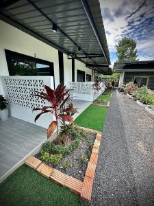 ナイヤンビーチにあるDa Airport Hotelの植物の家の間