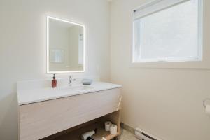 Gallery image of Private Luxury Room- C - King bed, Centrally Located , Free Shuttle to ski Hill and Resort, Coffee in Mont-Tremblant