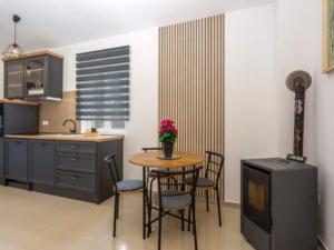 Nhà bếp/bếp nhỏ tại Two Bedroom Apartment with Terrace