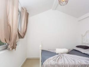 Giường trong phòng chung tại Two Bedroom Apartment with Terrace