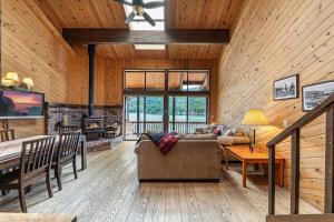 una sala de estar con un sofá y una mesa en 254 Bldg D townhouse, en Donner Lake Village