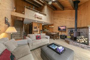 Una sala de estar con un sofá y una chimenea. en 254 Bldg D townhouse, en Donner Lake Village