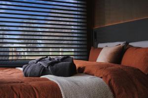 una camera con due letti davanti a una finestra di AUTRA Resort Lyndoch a Lyndoch