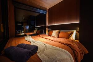 En eller flere senge i et værelse på AUTRA Resort Lyndoch