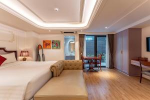 een hotelkamer met een bed en een tafel bij Ngan Ha 2 Apartment in Ho Chi Minh-stad