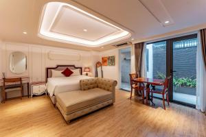 een slaapkamer met een bed, een bureau en een tafel bij Ngan Ha 2 Apartment in Ho Chi Minh-stad