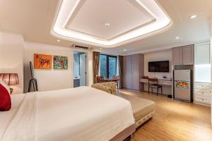 een slaapkamer met een groot wit bed en een bureau bij Ngan Ha 2 Apartment in Ho Chi Minh-stad