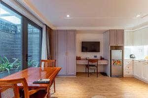 een keuken en eetkamer met een tafel en een koelkast bij Ngan Ha 2 Apartment in Ho Chi Minh-stad