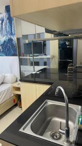 Η κουζίνα ή μικρή κουζίνα στο Apartemen Anderson dan Benson Connecting Supermall X1