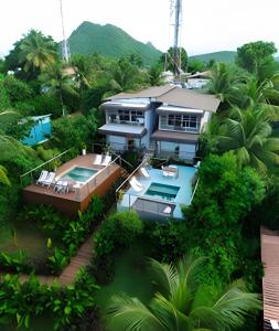 - une vue aérienne sur une maison dans la jungle dans l'établissement Flat Exclusivo com Piscina Privativa e Vista Incrível, à Fernando de Noronha 12 autres photos