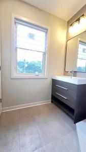 Ένα μπάνιο στο Yonge Finch Subway Modern Suite with Private Bathroom